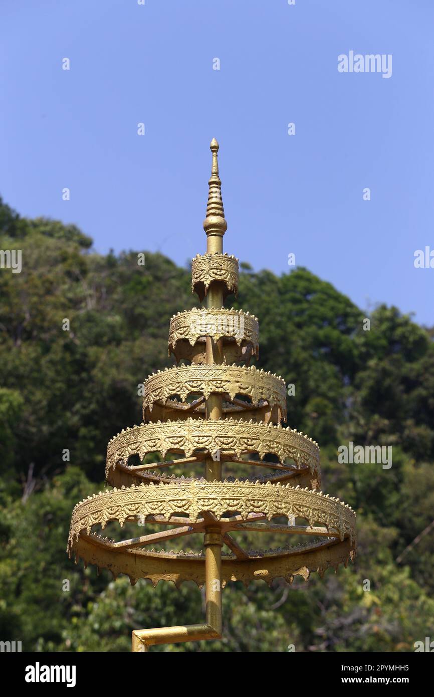 Fünfstufige goldene Symbole auf Bergen und Himmelshintergrund, Symbol im buddhismus. Stockfoto