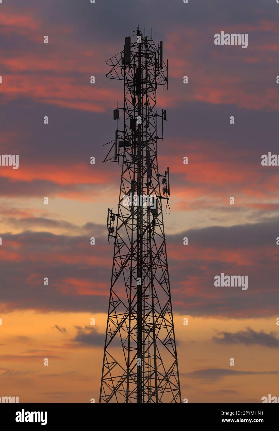 Telefonmast in einem himmlischen Hintergrund, Antenne des Internetsystems und Mobilfunknetz in 5G Signaltyp. Stockfoto