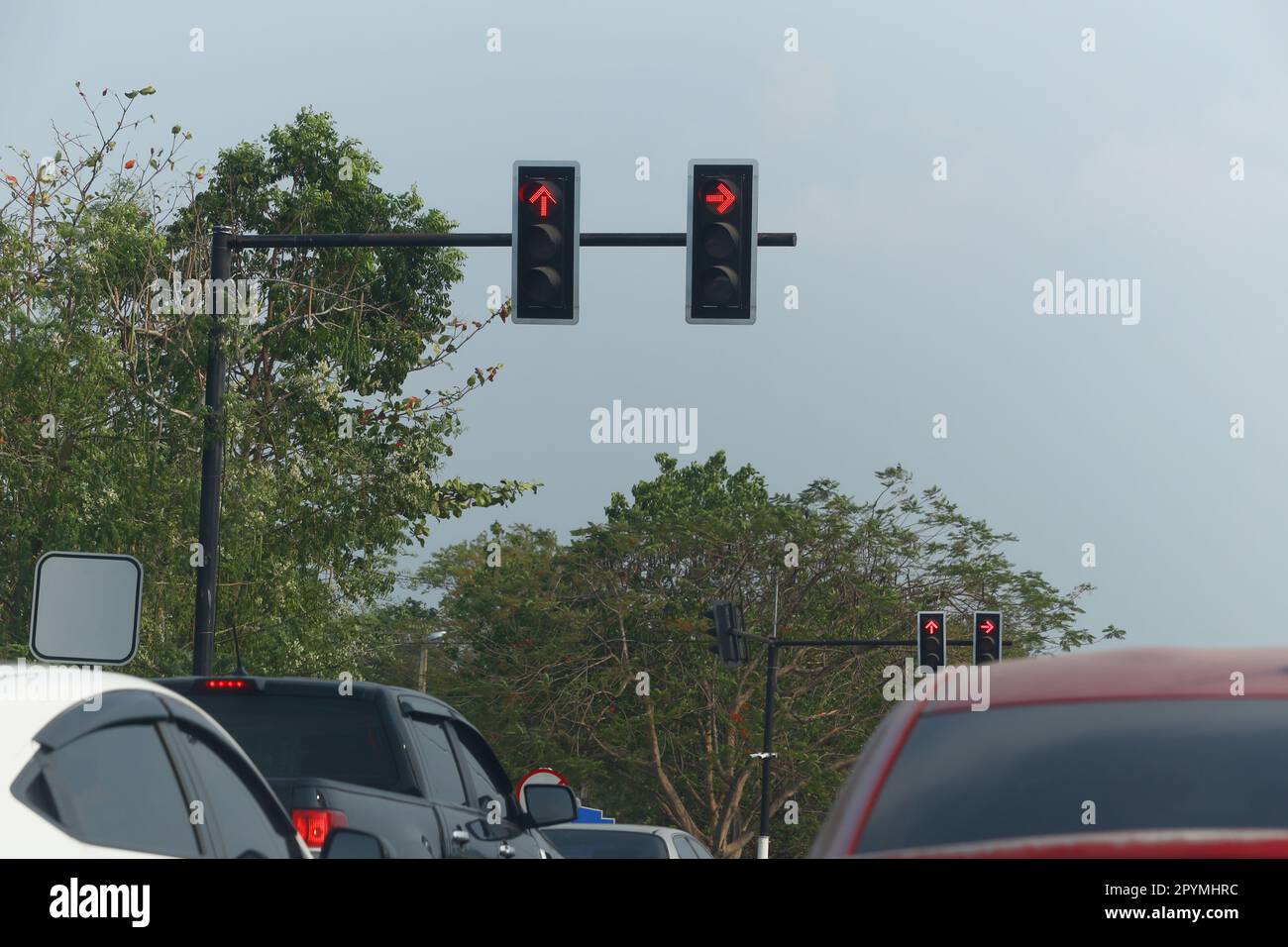 Rote Ampeln zeigen an, dass Sie anhalten müssen, und es warten viele Autos, Straßen und Reisen in thailand. Stockfoto