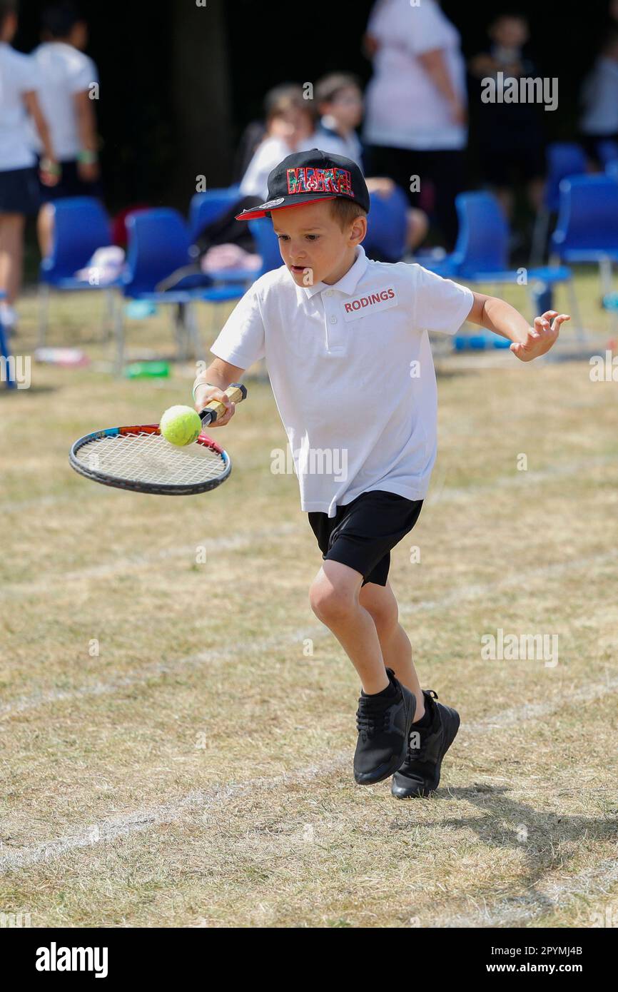 Junger Junge, der in einem Balancewettlauf läuft, Schulsporttag, Essex, England Stockfoto