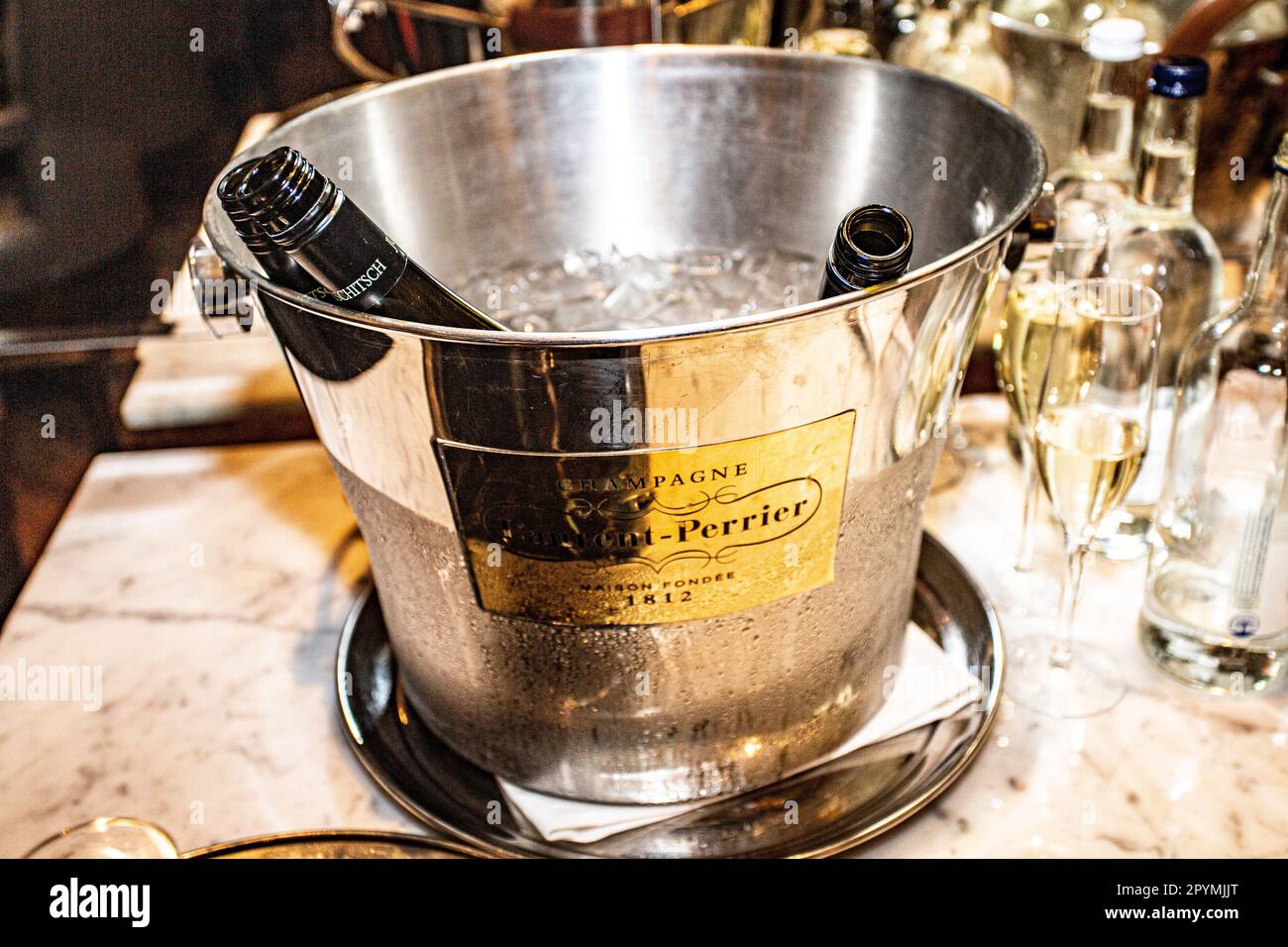 Eine Nahaufnahme einer Champagnerflasche in einem Eimer mit Eis Stockfoto