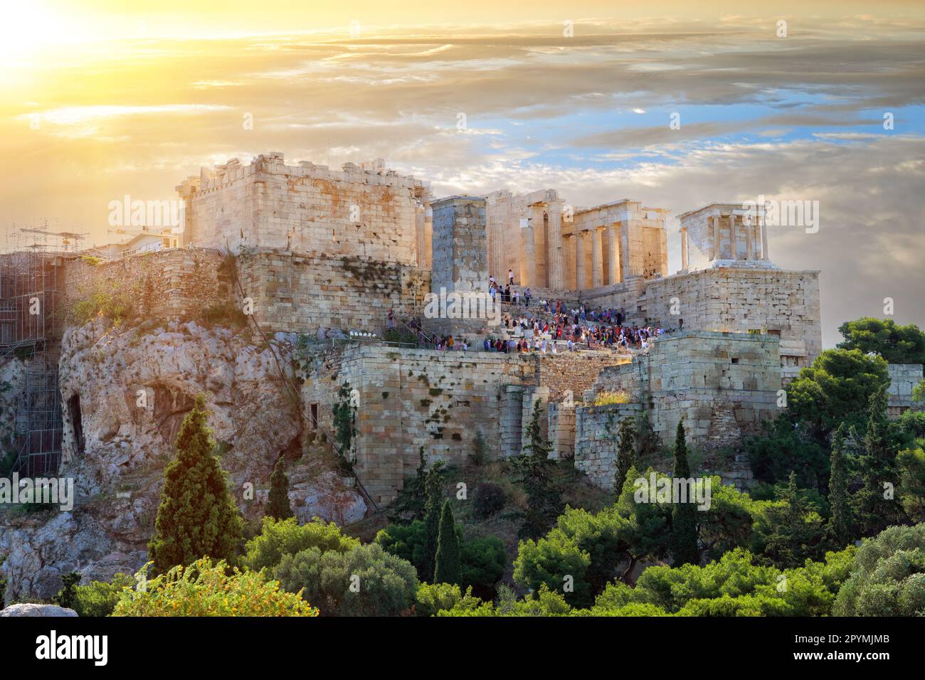 Dramatischer Sonnenuntergang über der antiken Akropolis von Athen. Am Morgen wandern Touristen durch die Akropolis von Athen. Athen, Griechenland Stockfoto