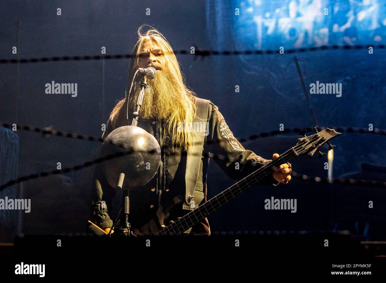 Pär Sundström von Sabaton live bei einem Konzert der „Tour to End All