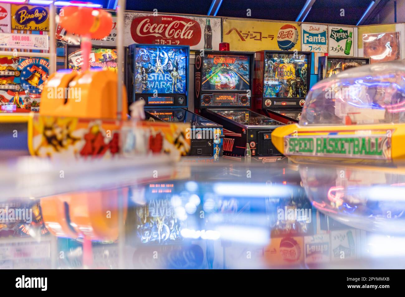 Arkadenraum in Japan mit Retro-Spielen Stockfoto