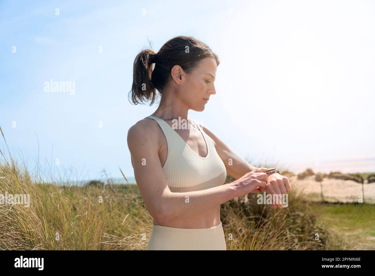 Fit-sportliche Frau, die ihren Fitness-Tracker auf ihrer Smartwatch überprüft Stockfoto