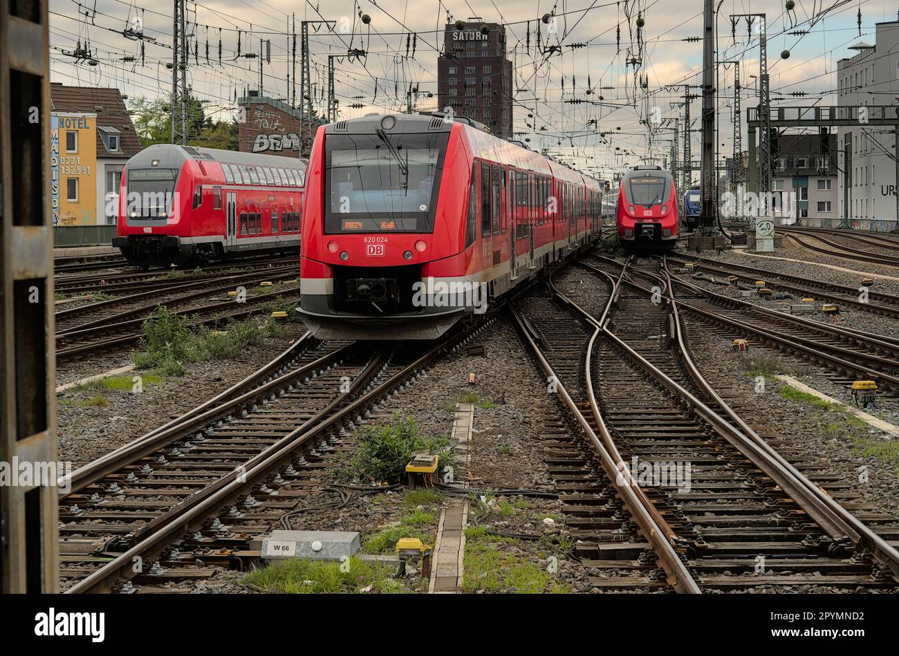Blick auf den Kölner Hauptbahnhof in Deutschland mit mehreren Personenzügen mit Überlandverkabelung Stockfoto