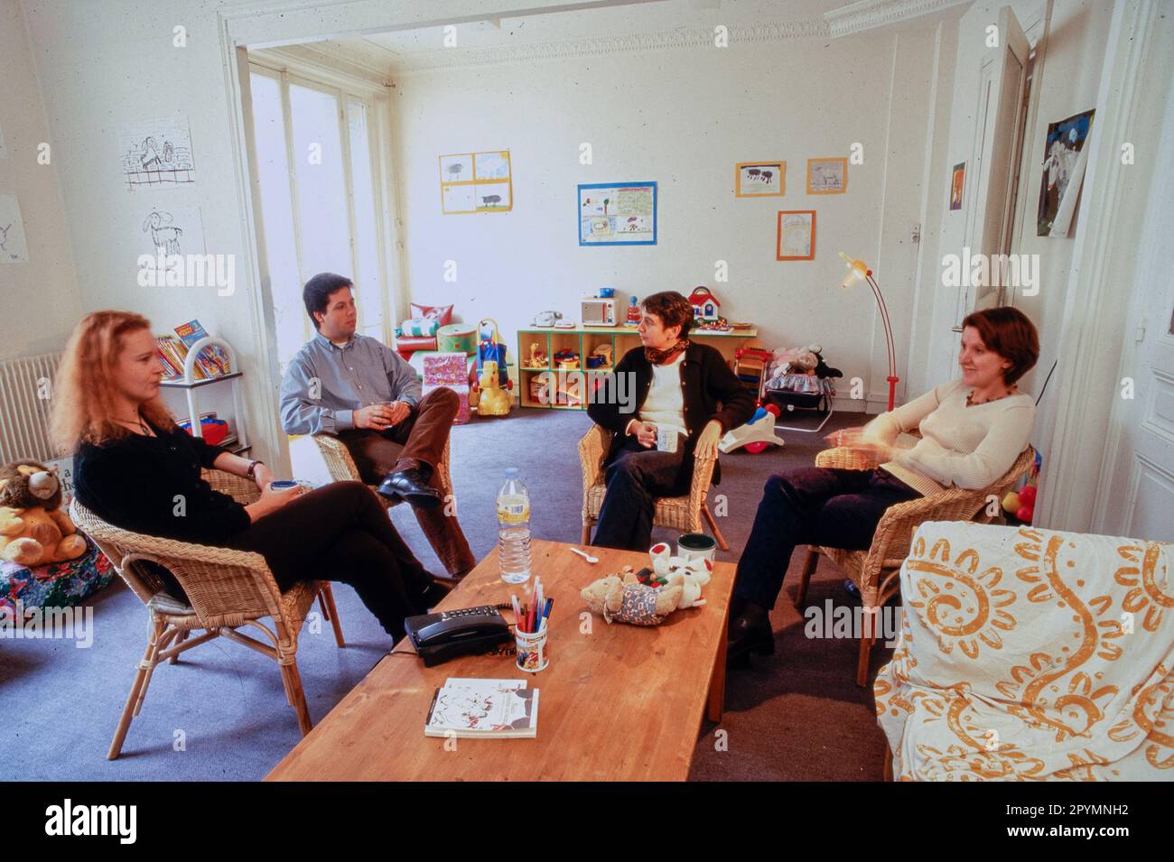 Paris, Frankreich, Gruppensitzung, Gespräch, Treffen, französische AIDS-Vereinigung, Familien und Kinder, "Dessin Moi un Mouton", (Sidaction) 1990er Jahre, franzosen in hiv-Aids Stockfoto