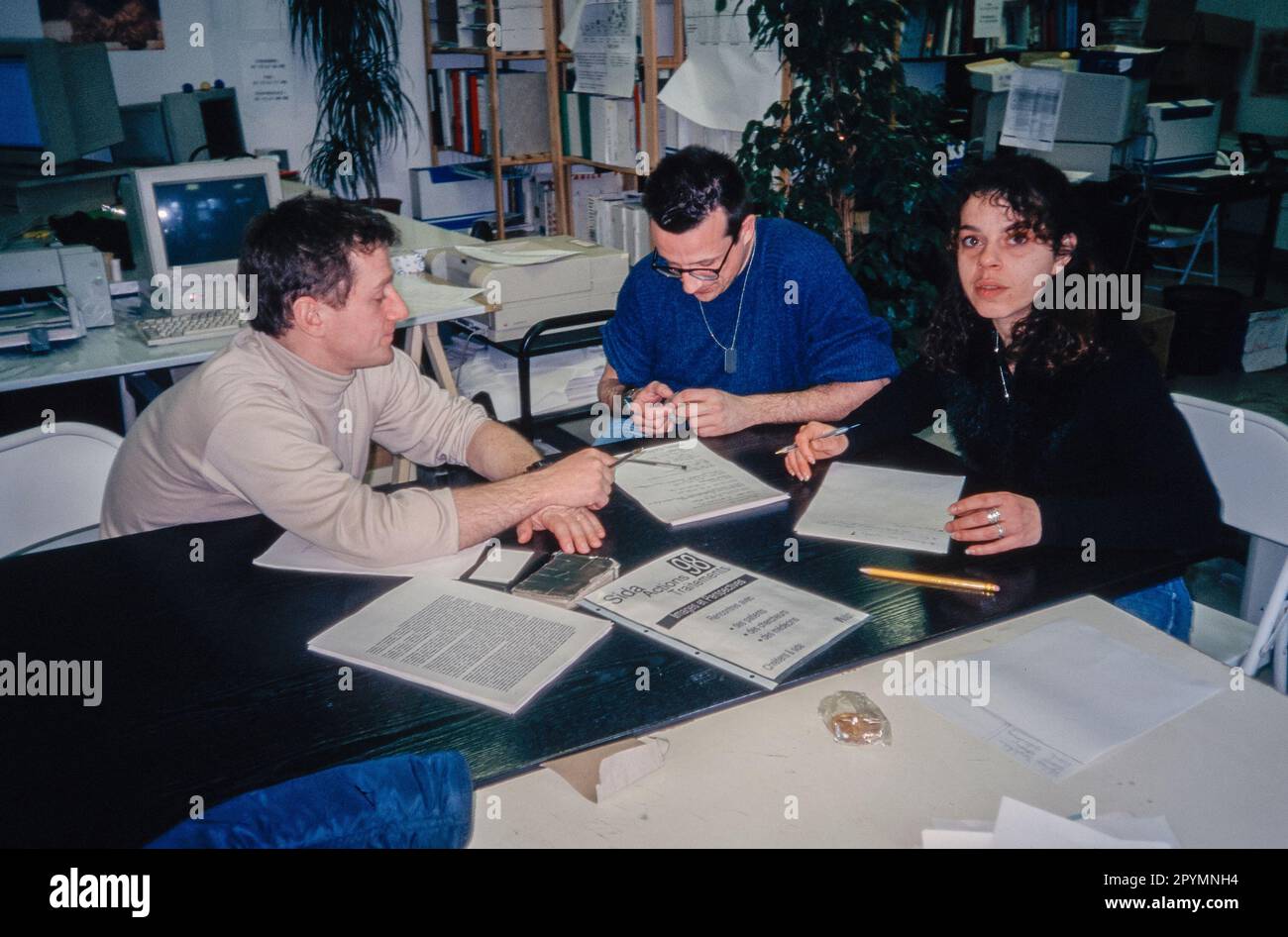 Paris, Frankreich, Group People, Working Together, Büro, HIV-AIDS-Organisation, NGO „Actions Treatments“, Gruppenaktivisten, (Xavier Rey-Coquais) Freiwilligengemeinschaft in paris 1990er Jahren Stockfoto