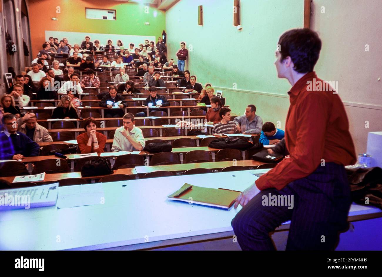 Paris, Frankreich, große Menschenmengen, AIDS-Aktivisten, in "Caroline Mecary", Anwalt, Rede in Act Up Paris NGO Organisation, Community Meeting, Migrant Law, 1997, Herausforderungen der öffentlichen Gesundheit, ecole beaux Arts paris Stockfoto