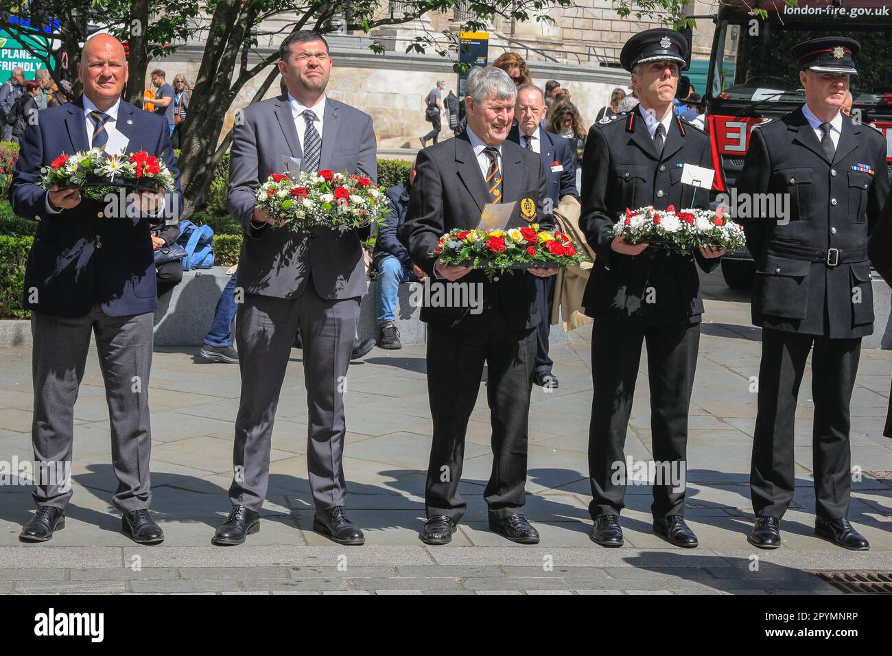 London, Großbritannien. Mai 2023. Vertreter der Feuerwehr und des Memorial Trust sowie Feuerwehrleute der Union Street Feuerwehrzentrale und der Station legen am 4. Mai, dem Firefighter's Memorial Day, Kränze am National Firefighters Memorial in der Nähe der St. Paul's Cathedral ab. Der Tag erinnert an alle Feuerwehrleute und Feuerwehr- und Rettungskräfte auf der ganzen Welt, die verletzt wurden oder ihr Leben verloren haben könnten. Quelle: Imageplotter/Alamy Live News Stockfoto