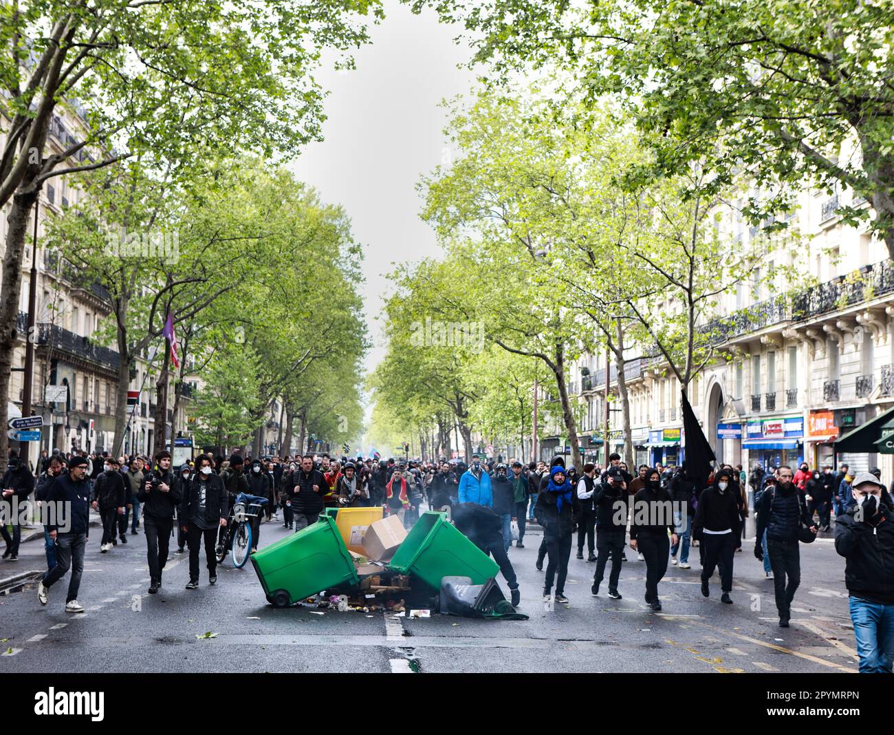 Demonstranten richteten Mülltonnen ein, um während der Demonstration gegen die französische Polizei Tränengas zu verbrennen. Demonstration in Paris am 2023. Mai in Solidarität mit dem Tag der internationalen Arbeitnehmer. Hunderttausende versammeln sich in Paris, um für ihre Bürgerrechte und gegen das jüngste französische Rentengesetz zu protestieren. Stockfoto