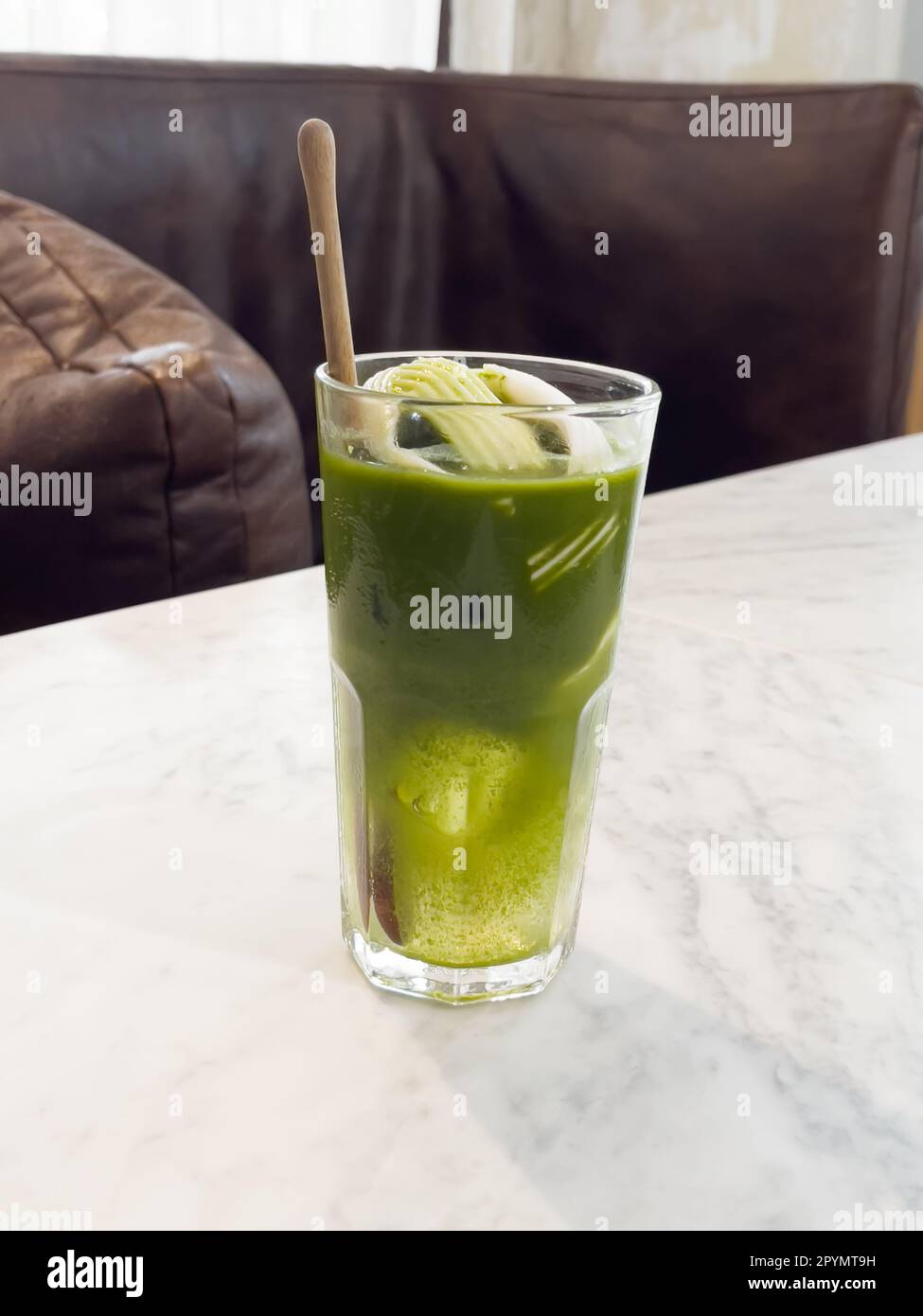 Grüner Tee mit Kokosnusssaft im Café, Lagerfoto Stockfoto