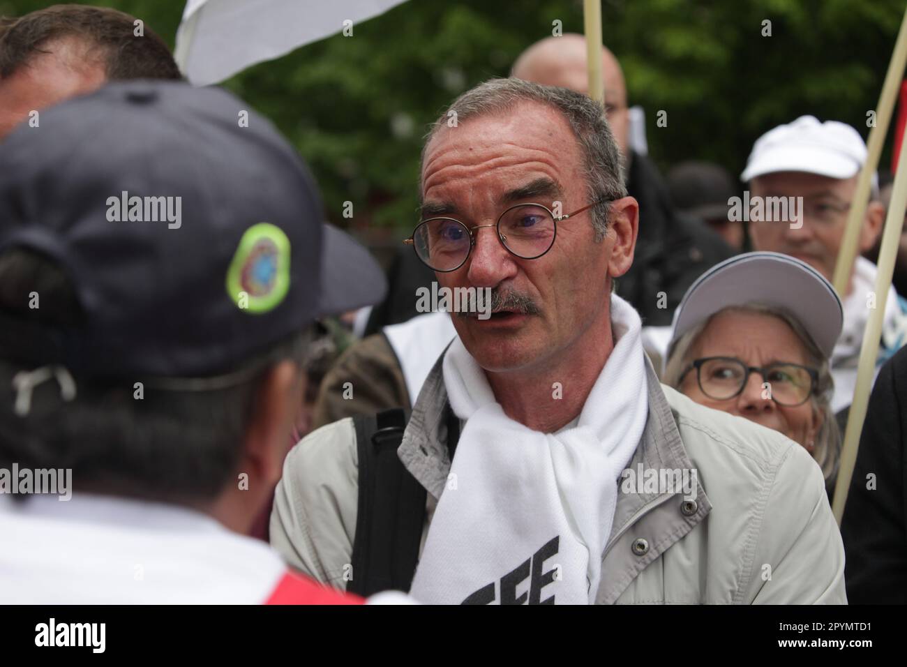 Paris, Frankreich. 01. Mai 2023. Der Führer der Union, Jean-Philippe Tanghe, Generalsekretär des CFE-CGC, spricht während der Demonstration zu einem Demonstranten. Demonstration in Paris am 2023. Mai in Solidarität mit dem Tag der internationalen Arbeitnehmer. Hunderttausende versammeln sich in Paris, um für ihre Bürgerrechte und gegen das jüngste französische Rentengesetz zu protestieren. (Foto: Siavosh Hosseini/SOPA Images/Sipa USA) Guthaben: SIPA USA/Alamy Live News Stockfoto