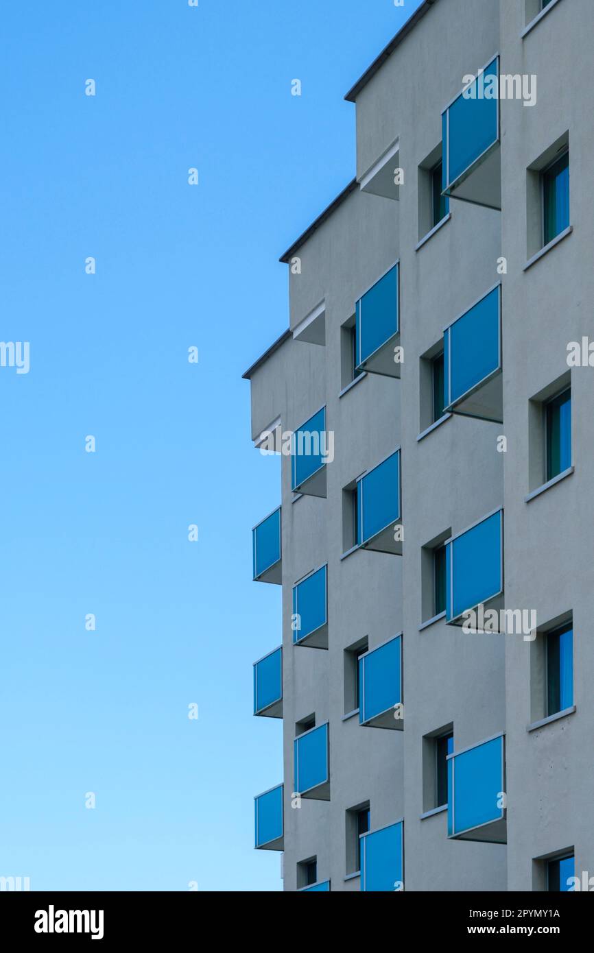 Ein Wohnblock an der italienischen Adriaküste. Stockfoto
