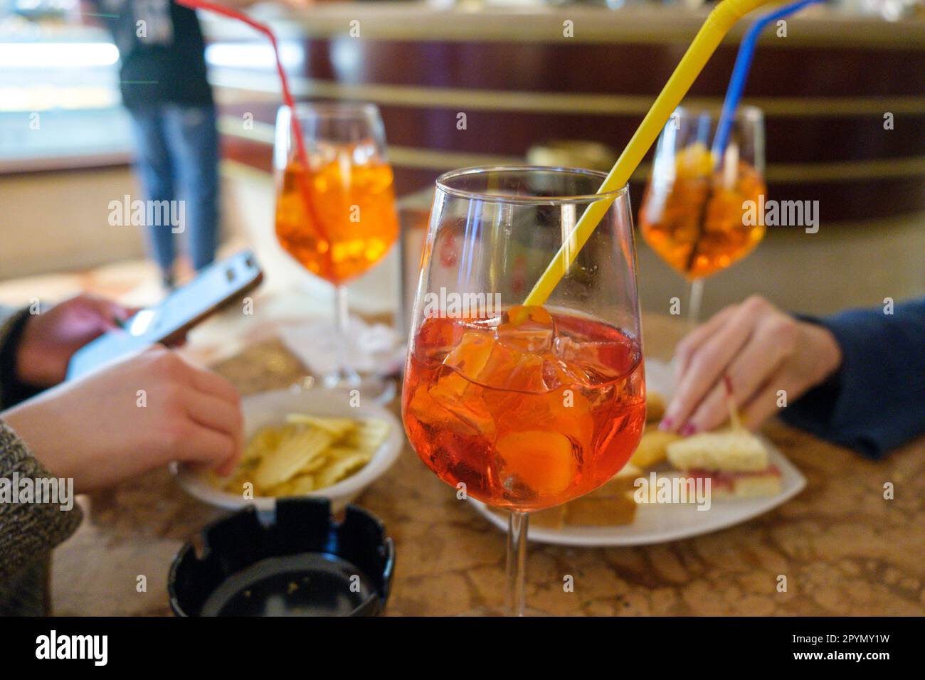 Ein Tabe in einem italienischen Café, Bar mit Drinks und Snacks für den Aperativo. Stockfoto