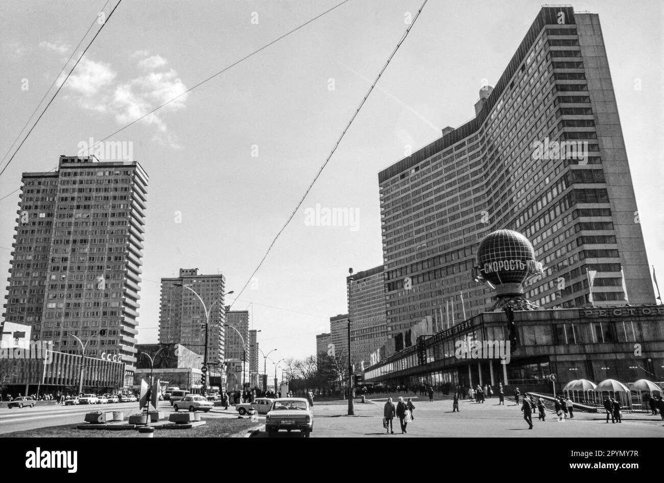 1988: Die Hochhäuser am Kalinin Prospekt, heute bekannt als New Arbat Avenue, wurden 1967 und 68 fertiggestellt. Stockfoto 1988: Die Hochhäuser am Kalinin Prospekt, heute bekannt als New Arbat Avenue, wurden 1967 und 68 fertiggestellt. Stockfoto