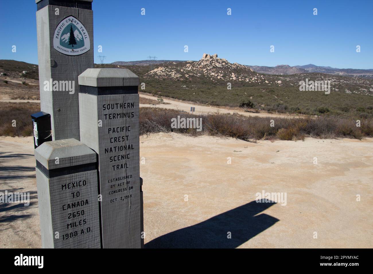 Campo, CA, USA - 13. November 2021: Wegweiser am südlichen Ende des Pacific Crest Trail. Stockfoto