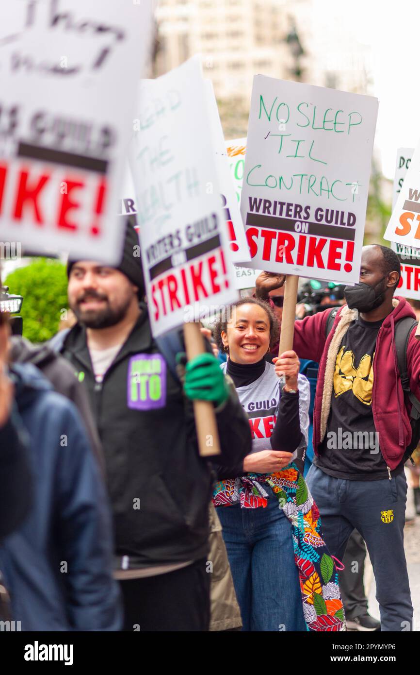 Mitglieder der Writers Guild of America East und ihre Anhänger streiken am Dienstag, den 2. Mai 2023 vor den Peacock Upfronts auf der Fifth Avenue. Die Gilde verließ das Unternehmen, nachdem die Verhandlungen mit der Alliance of Motion Picture and Television Produzenten nicht zu einer Vereinbarung geführt hatten. Die Autoren wünschen sich einen größeren Anteil am Streamingumsatz sowie obligatorische Personalausstattung und Beschäftigungsdauer. Der letzte Streik im November 2007 dauerte 100 Tage. (© Richard B. Levine) Stockfoto