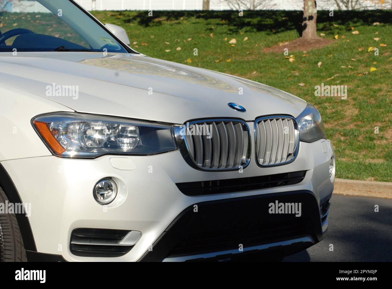 Weißer BMW xDrive X3 Stockfoto