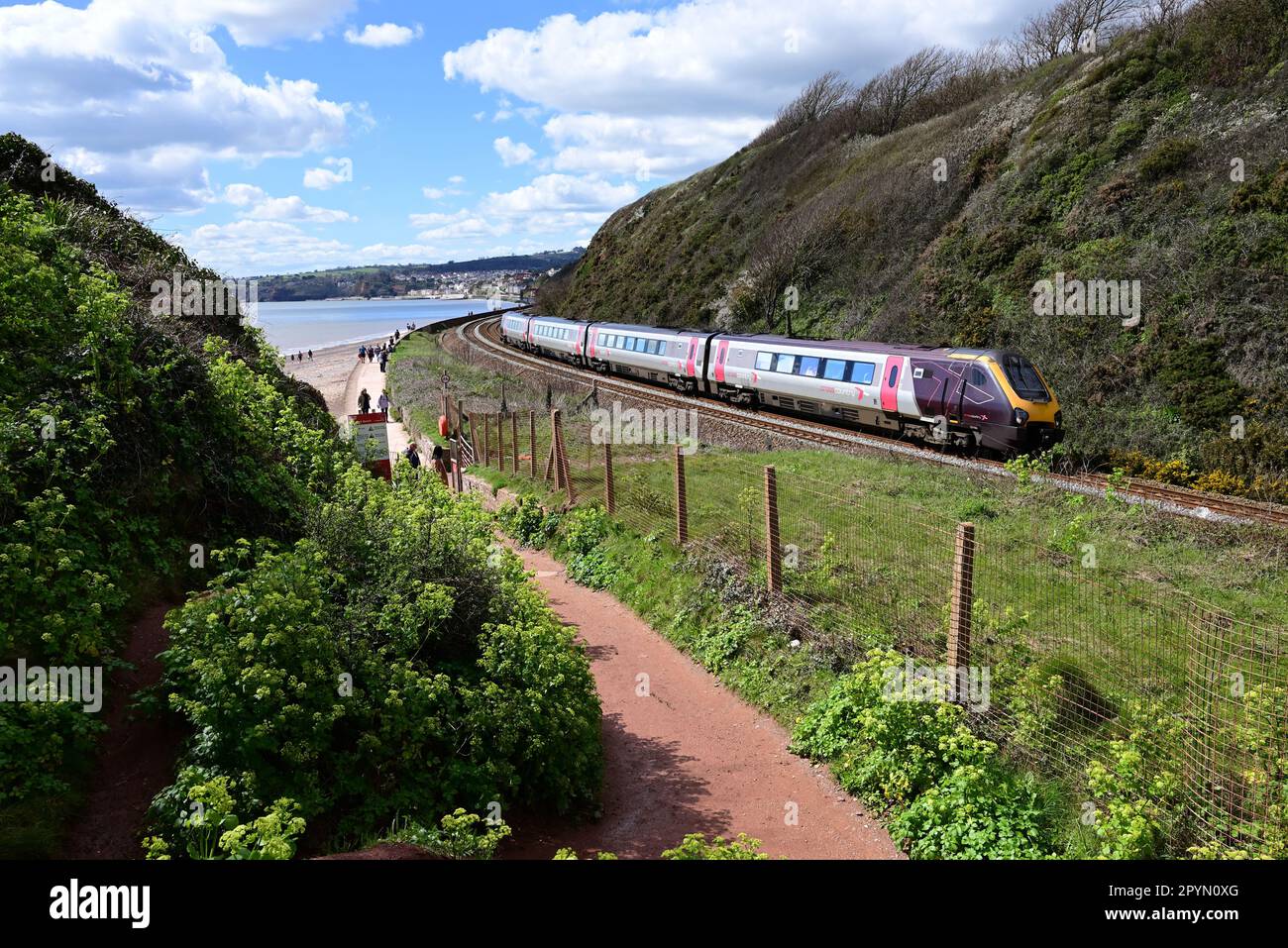 Überqueren Sie den Country Train 1S49, die 1127 Plymouth nach Edinburgh, vorbei am Langstone Rock in Dawlish Warren, bestehend aus Voyager Set Nr. 221136. 15.04.2023. Stockfoto