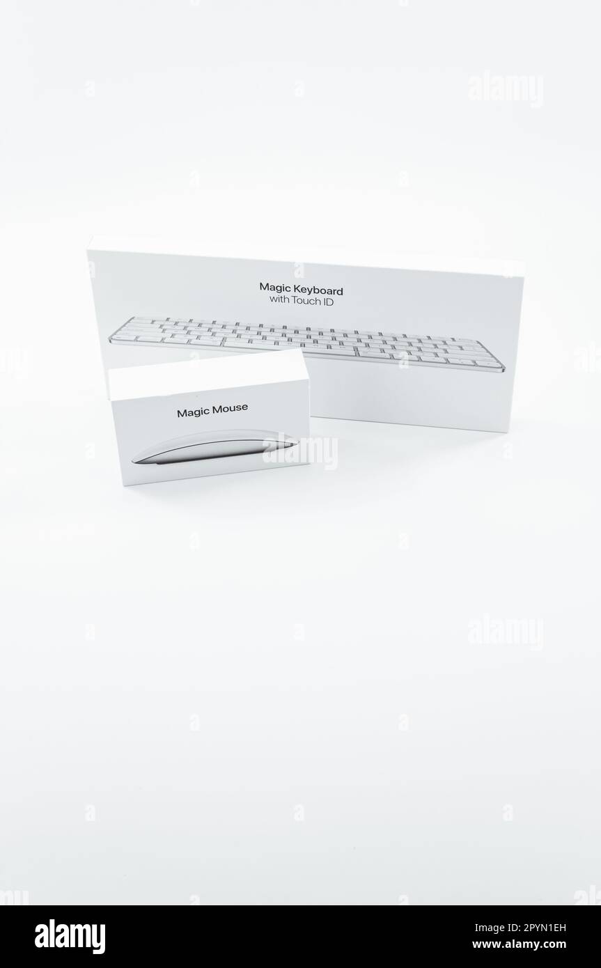 Bild mit Apple Magic Maus und Magic Tastaturboxen auf einer weißen Tischoberfläche Stockfoto