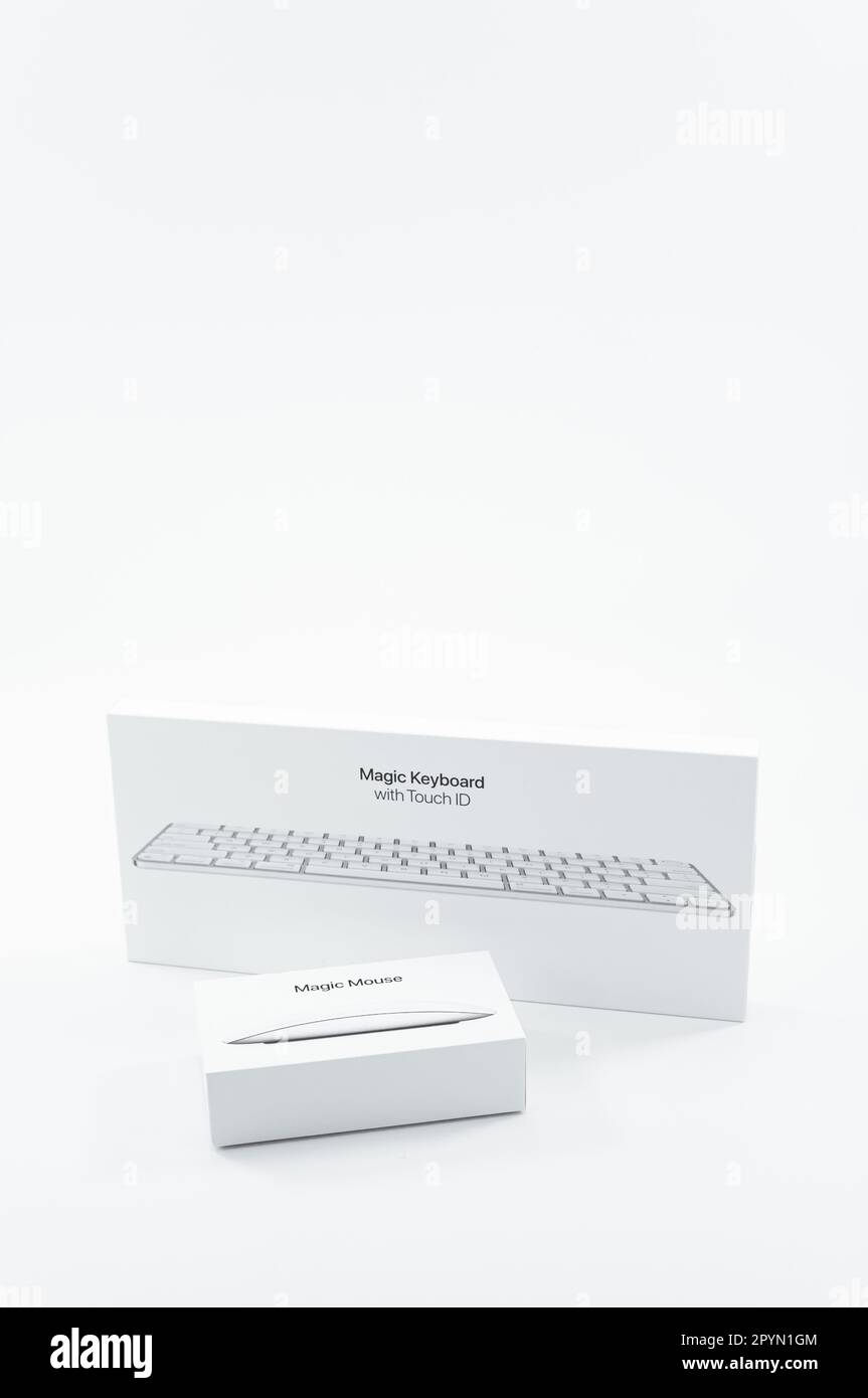 Bild mit Apple Magic Maus und Magic Tastaturboxen auf einer weißen Tischoberfläche Stockfoto