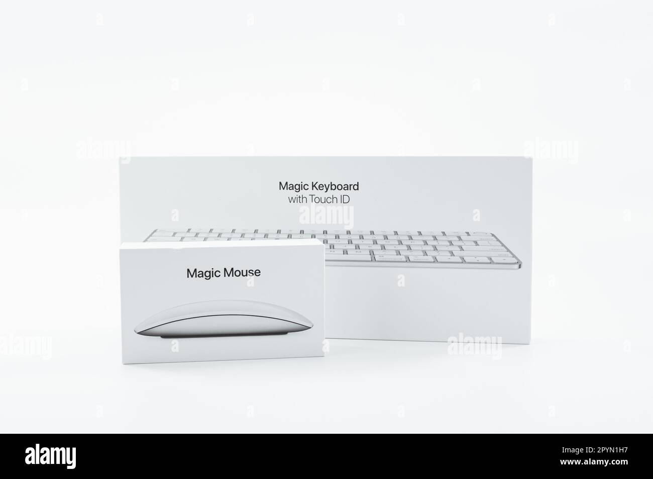 Bild mit Apple Magic Maus und Magic Tastaturboxen auf einer weißen Tischoberfläche Stockfoto