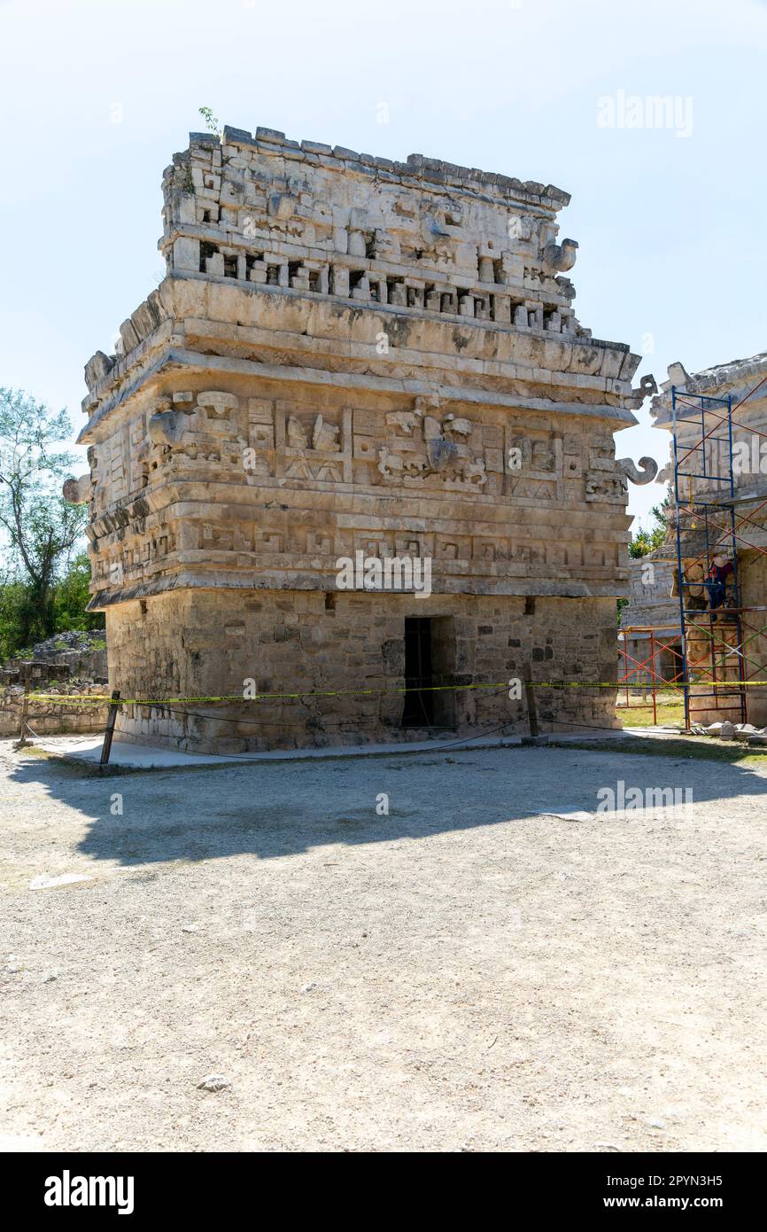 Kunstvoll dekorierte Steinfassade im Monjas-Komplex, Chichén Itzá, Maya-Ruinen, Yucatan, Mexiko - Iglesien oder Kirchengebäude Stockfoto