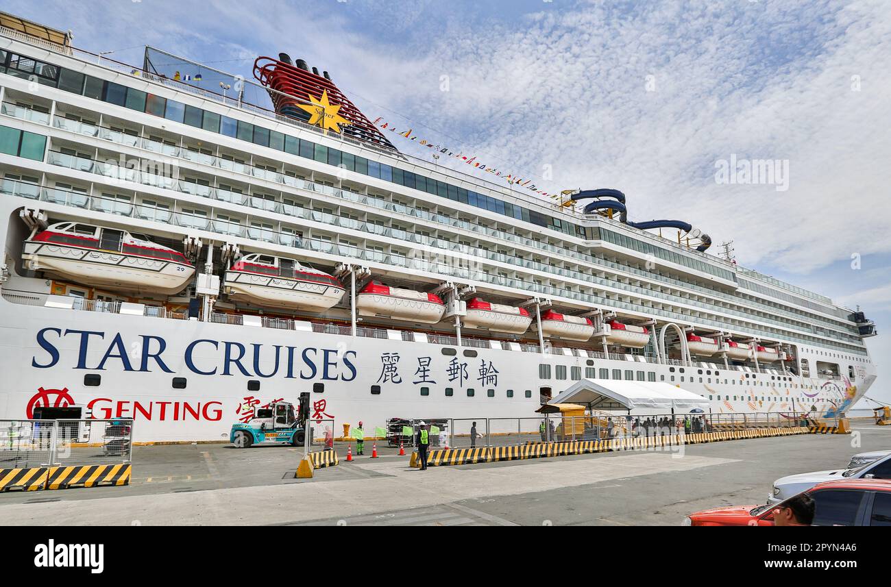 Das chinesische Kreuzfahrtschiff SuperStar Virgo (umbenannt in Resorts World One) legte im Hafen von Manila Bay an, um die Metropolregion der Hauptstadt der Philippinen zu besuchen Stockfoto