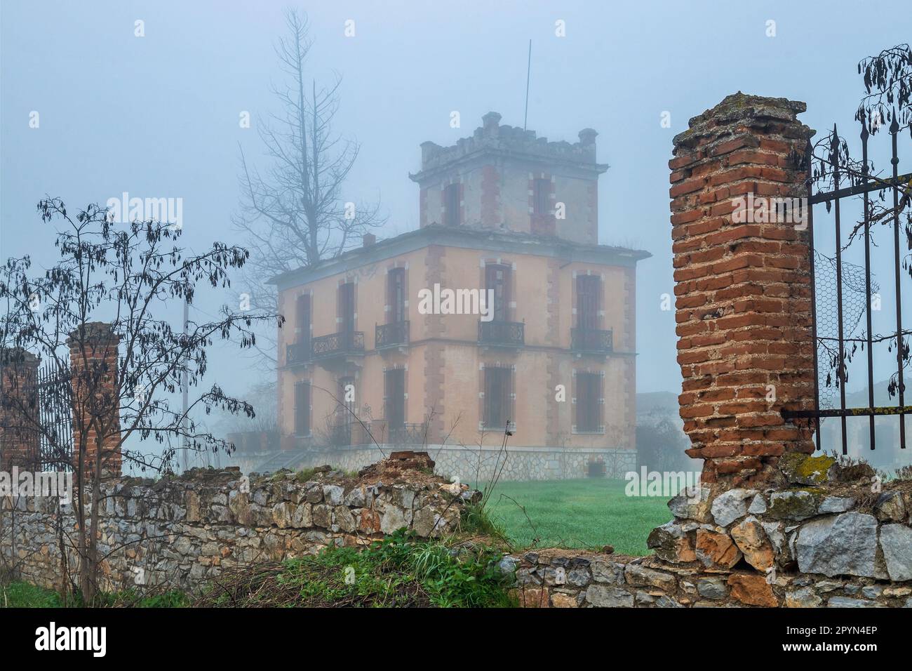 Der Charokopos-Turm, ein altes, verlassenes Herrenhaus in der Stadt Giannouli, Larissa, Thessalien, Griechenland. Stockfoto