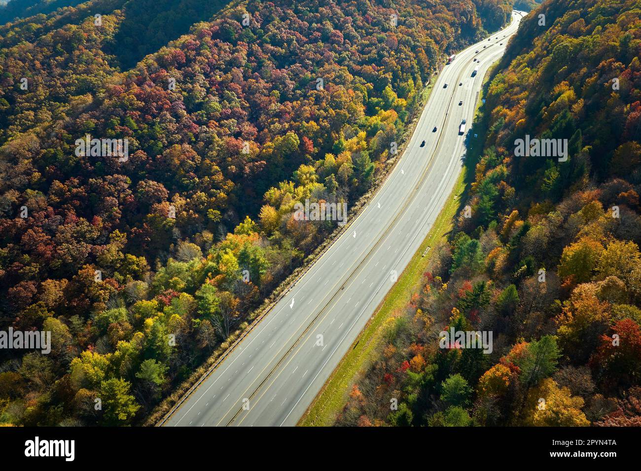Die I-40 Autobahn führt nach Asheville in North Carolina durch die Appalachen mit gelbem Herbstwald und schnellen Lastwagen und Autos. Konzept o Stockfoto