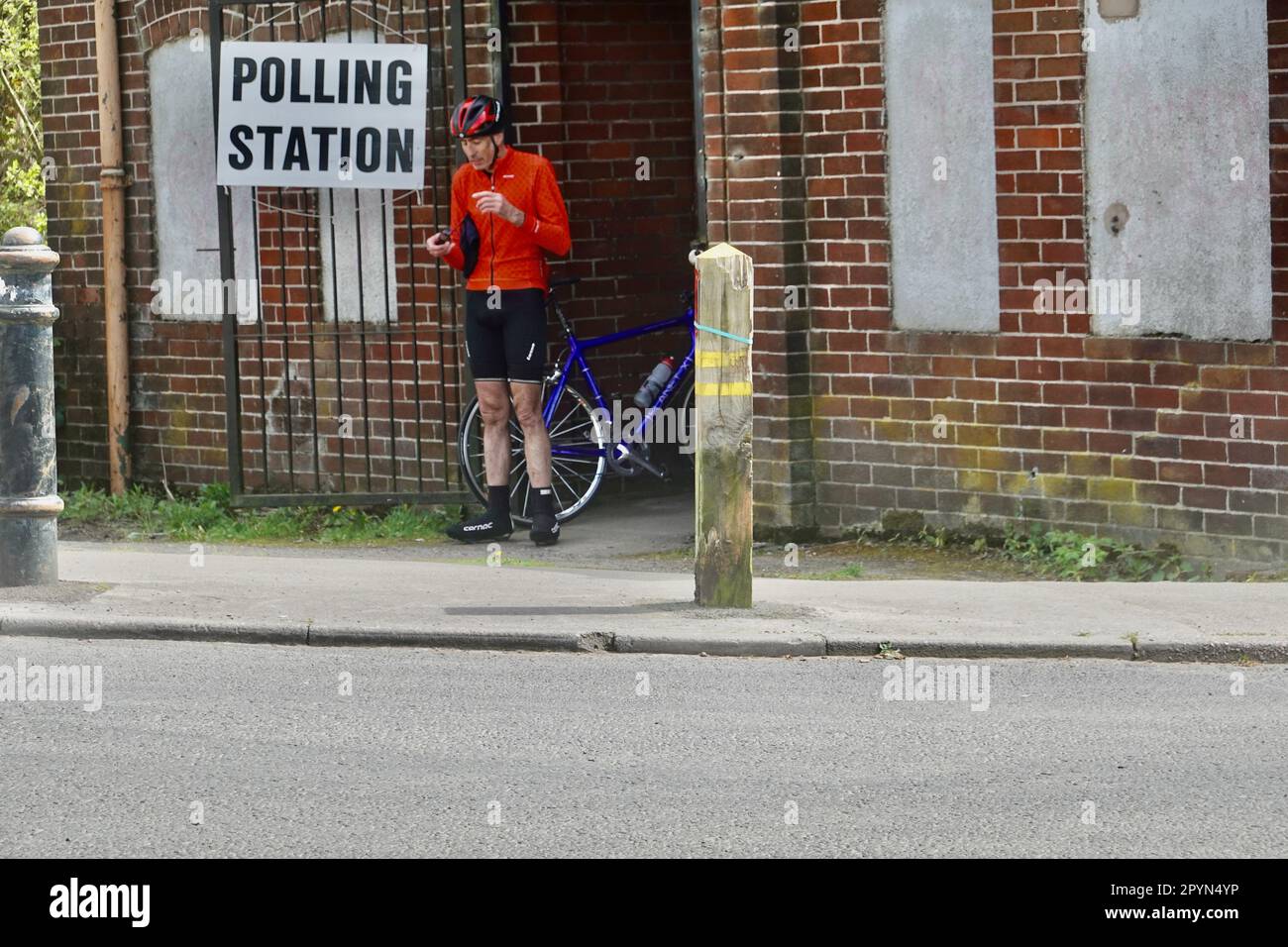 Ein Radfahrer verlässt eine Wahllokale, nachdem er an den Kommunalwahlen in High Peak, Derbyshire, teilgenommen hat. Stockfoto