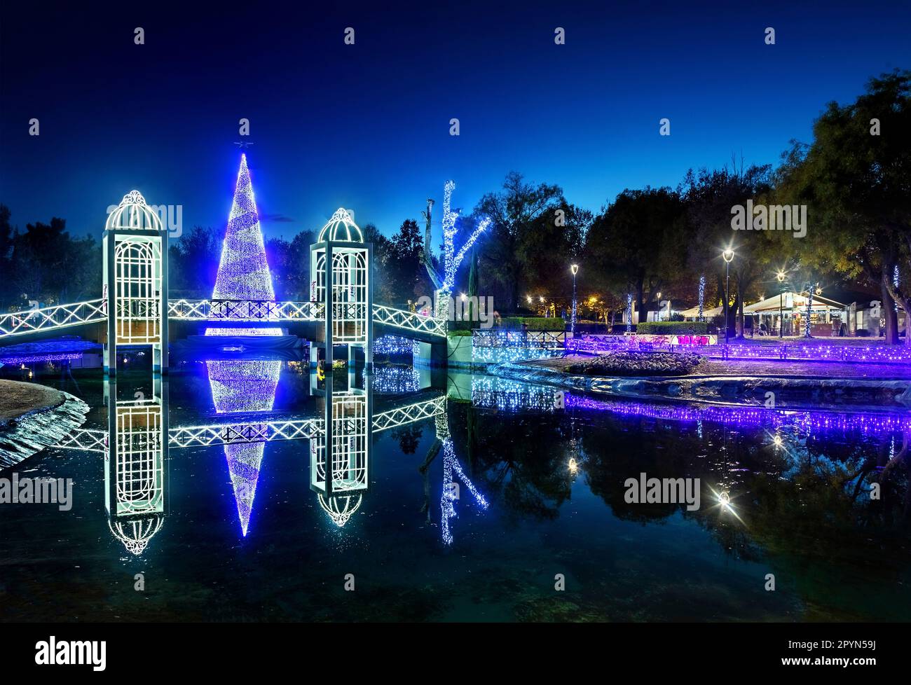 Weihnachtsdekoration im Alkazar Park, Larissa Stadt, Thessalien, Griechenland. Stockfoto