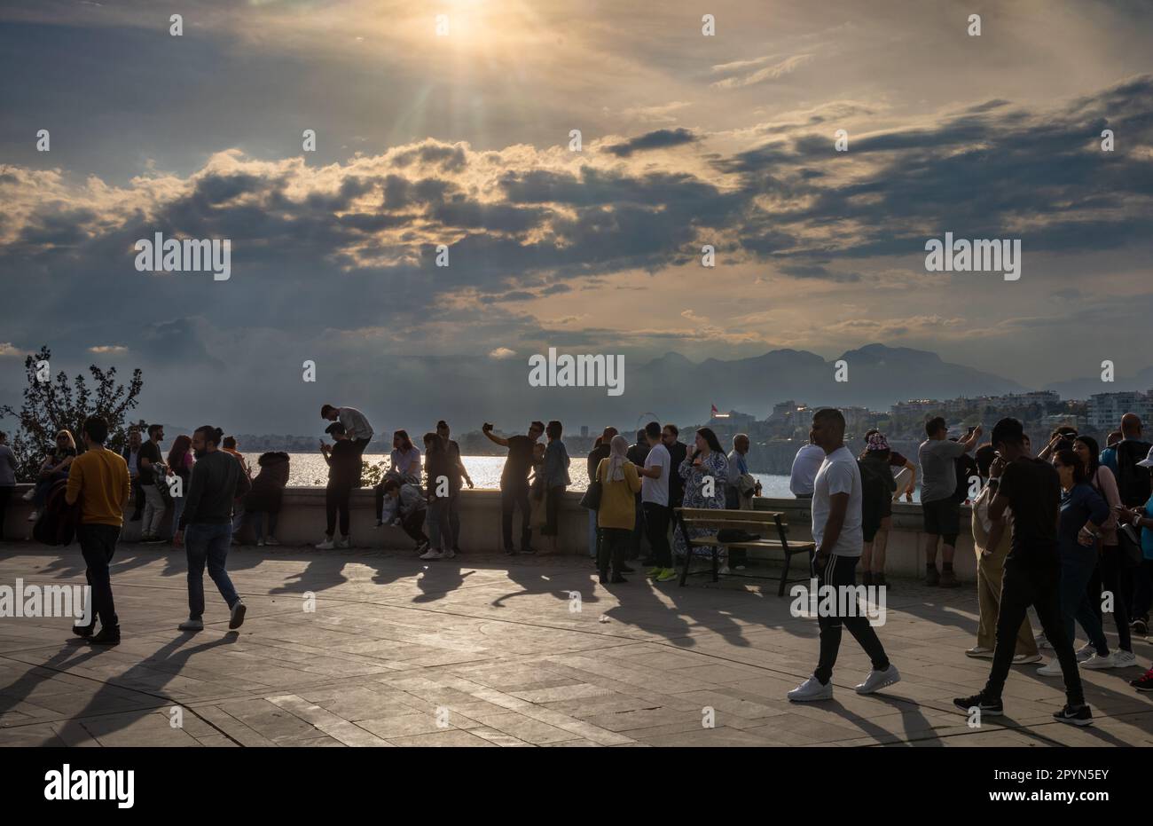 Familien und Freunde treffen sich im Karaalioğlu-Park, Antalya, der Provinz Antalya, der Türkei (Turkiye) und genießen die atemberaubende Aussicht auf die Mittelmeerküste Stockfoto