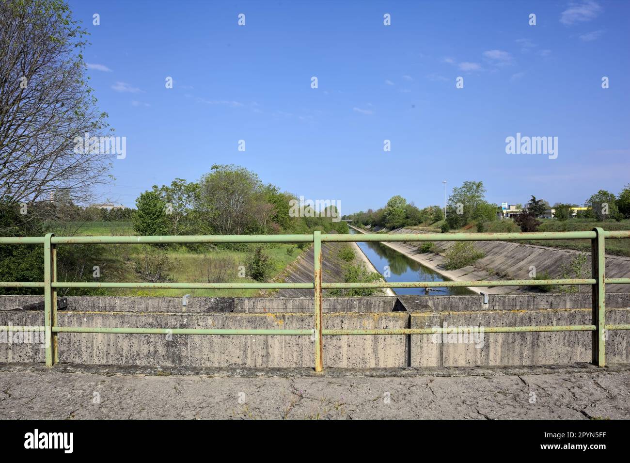 Abzweigkanal an einem sonnigen Tag auf einer Brücke in der italienischen Landschaft Stockfoto