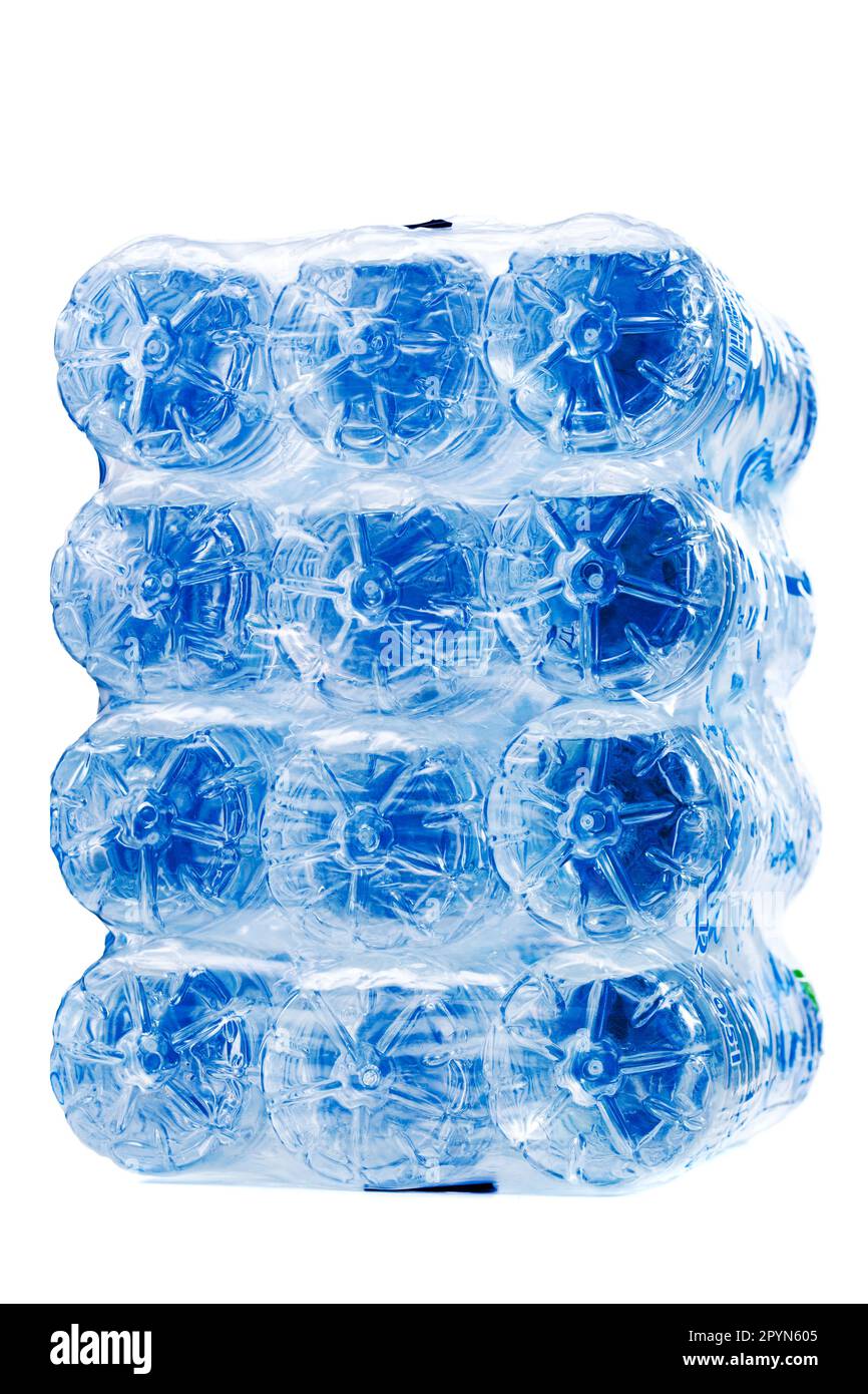 packung mit 12 halben Liter Plastikflaschen mit Wasser Stockfoto