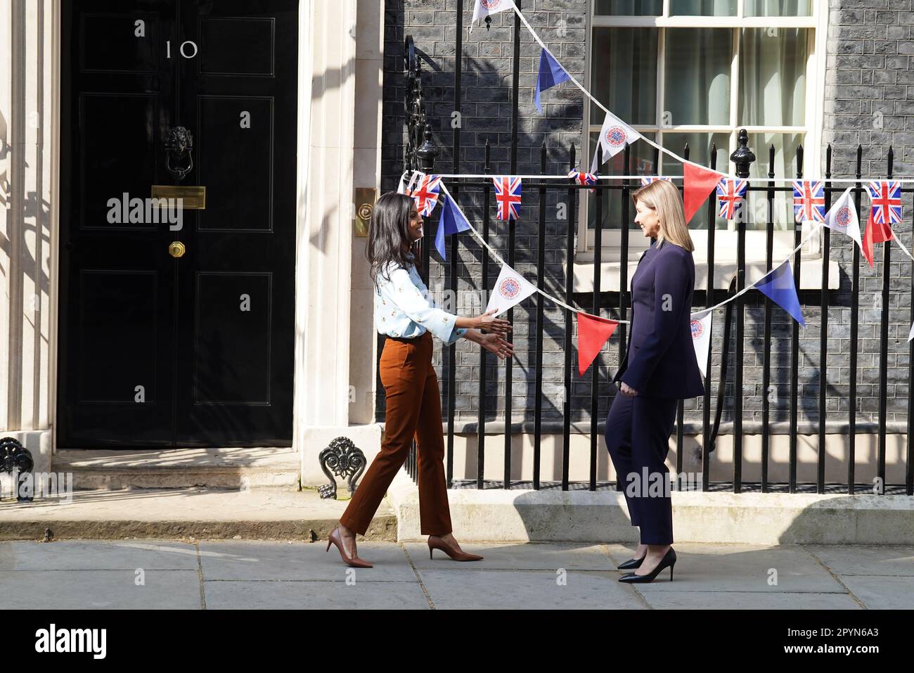 Die Frau von Rishi Sunak, Akshata Murty, begrüßt die First Lady der Ukraine, Olena Zelenska, vor der 10 Downing Street, London, während ihres Besuchs in Großbritannien. Foto: Donnerstag, 4. Mai 2023. Stockfoto