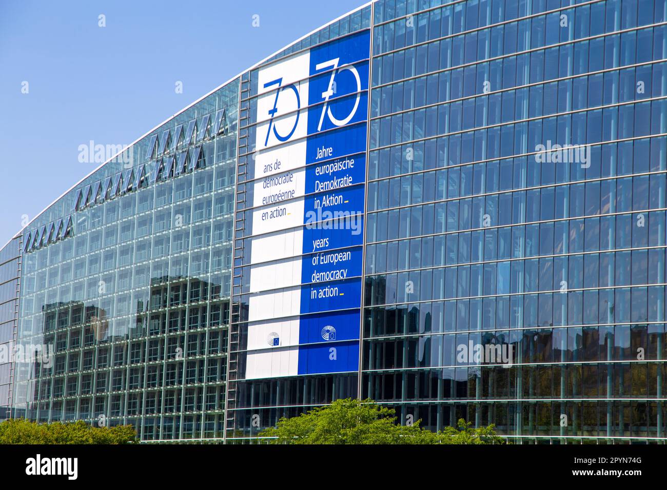 Hinten im Europäischen Parlament in Straßburg. Auf der Glasfassade sehen Sie ein riesiges Banner mit den Worten 70 Jahre europäische Demokratie in Acti Stockfoto