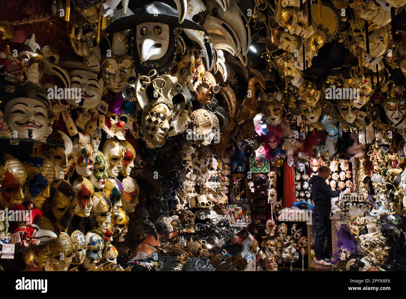 Innenansicht einer Kunsthandwerkstatt zur Herstellung von Karnevalsmasken in Venedig Stockfoto