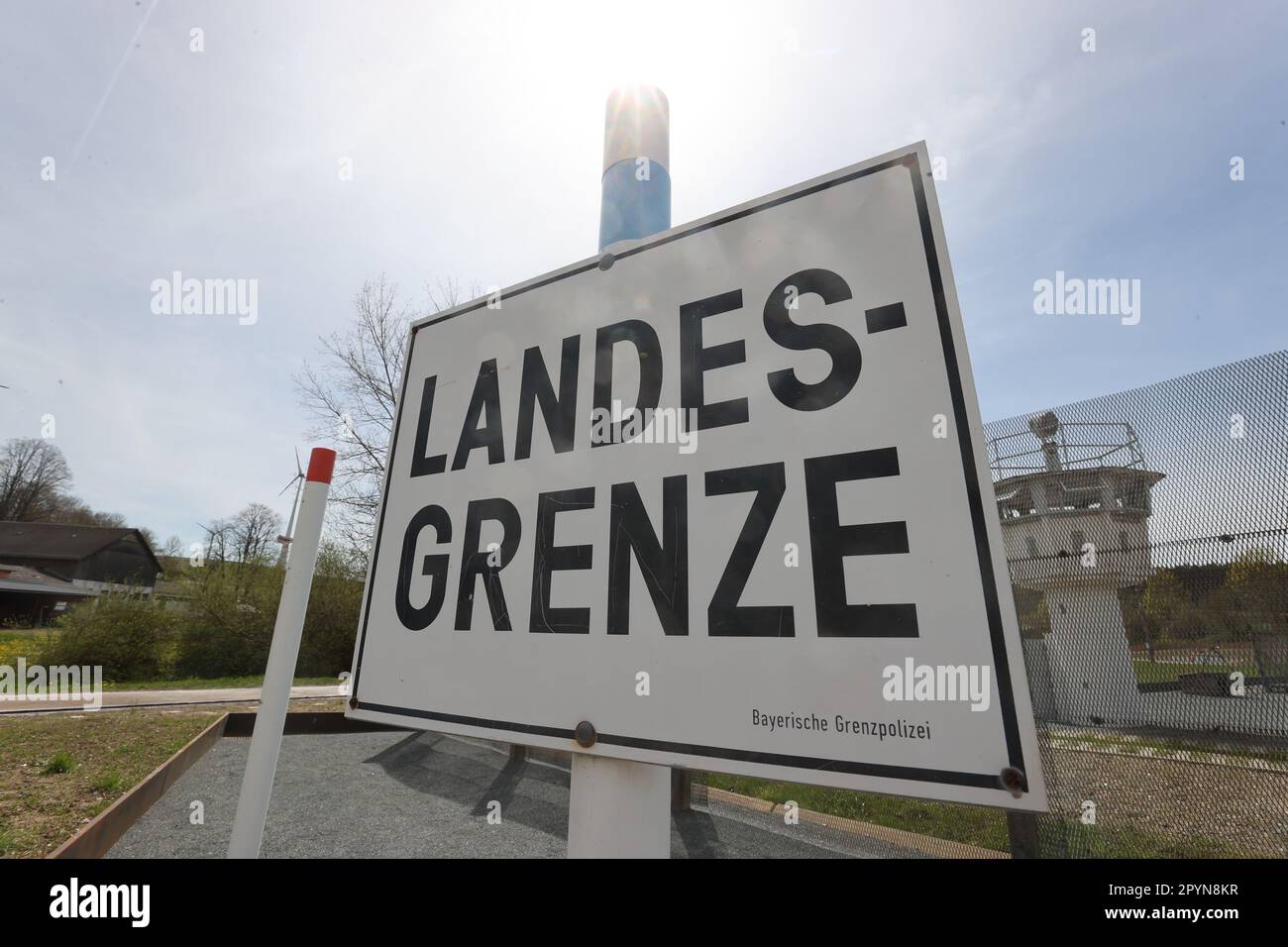 04. Mai 2023, Bayern, Töpen: "Landgrenze" steht auf einem Schild am Deutsch-Deutschen Museum Mödlareuth. In Zukunft wird eine Erweiterung dem Museum ermöglichen, die Geschichte der deutschen Teilung und Wiedervereinigung anhand des Beispiels Mödlareuth zu erzählen, basierend auf den neuesten Forschungsergebnissen. Foto: Bodo Schackow/dpa Stockfoto