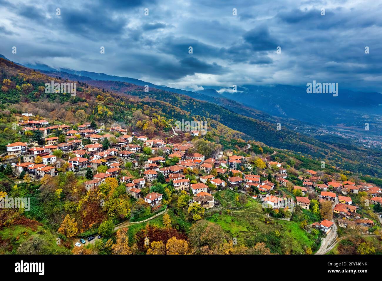 Palaios Panteleimonas ('Panteleimonas') Dorf, Pieria, Mazedonien, Griechenland. Im Hintergrund der Olymp Berg. Stockfoto