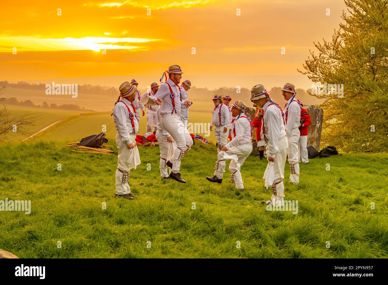 Morris-Tänzer tanzten am 1. Mai 2023 in der Nähe von Trottiscliffe auf Coldrum Long Barrow Stockfoto