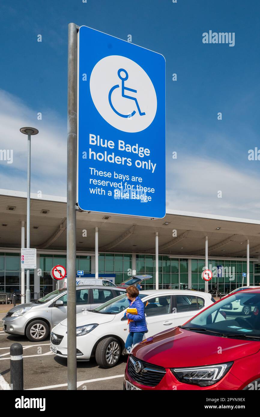 Blaues Schild mit Badge-Haltern für Parkbucht. Stockfoto