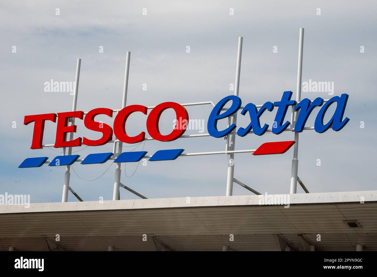 Tesco Extra Supermarkt Schild. Stockfoto