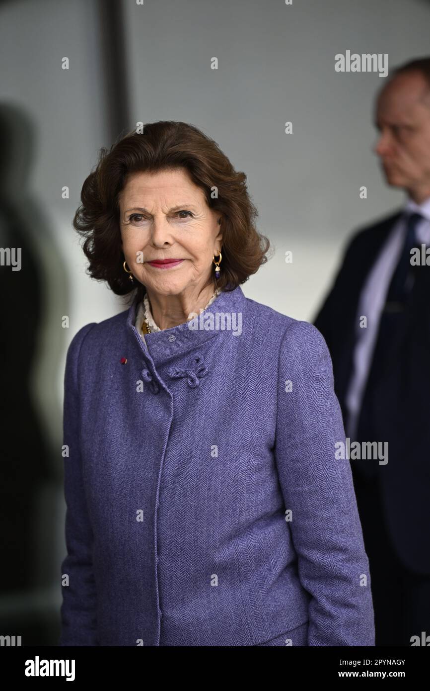 TARTU 20230504 Queen Silvia bei der Abschiedszeremonie nach dem Besuch des Estnischen Nationalmuseums in Tartu, Estland. Das königliche Paar hat einen Beamten Stockfoto