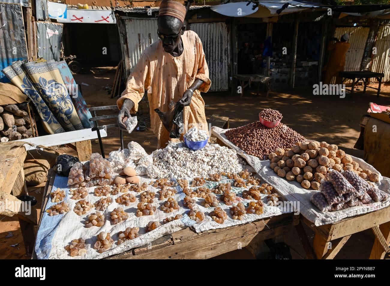 NIGER, Niamey, Market, Baobab Fruit and arabic GUM, ein Baumharz aus Tree Acacia senegal, das in der Sahel-Region vorkommt und in der Lebensmittel- und Getränkeindustrie als Stabilisator für Coca Cola, Pepsi und andere verwendet wird; Mit der EU-E-Nummer E414, hat aber auch medizinische Anwendungen / Verkauf von weißer Baobab Frucht und Gummi arabicum, ein wichtiger Zusatzstoff E 414 für Lebensmittel- und Getränkeindustrie u.a. als Stabilisator in Coca Cola Stockfoto