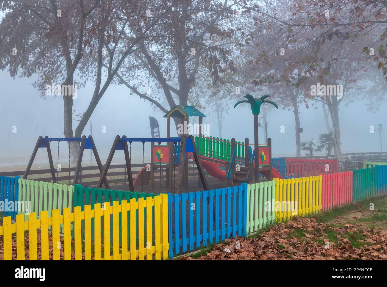 Nebliger Spielplatz in Vryssi Tyrnavou, ein malerischer kleiner See und ein schönes Erholungsgebiet in der Nähe von Tyrnavos Stadt, Larissa, Thessalien, Griechenland. Stockfoto
