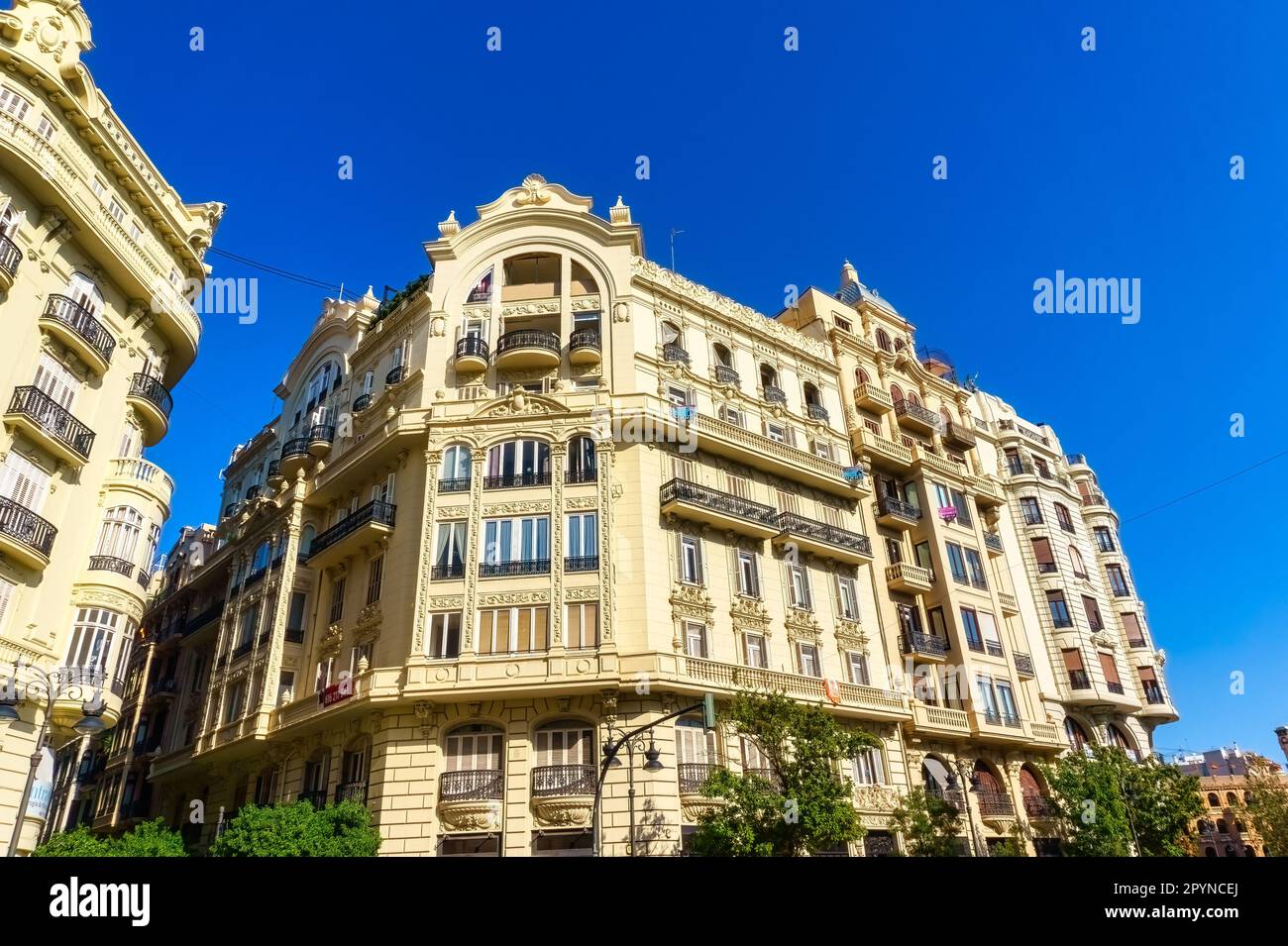 Fassade eines Gebäudes in der Innenstadt in Valencia, Spanien Stockfoto