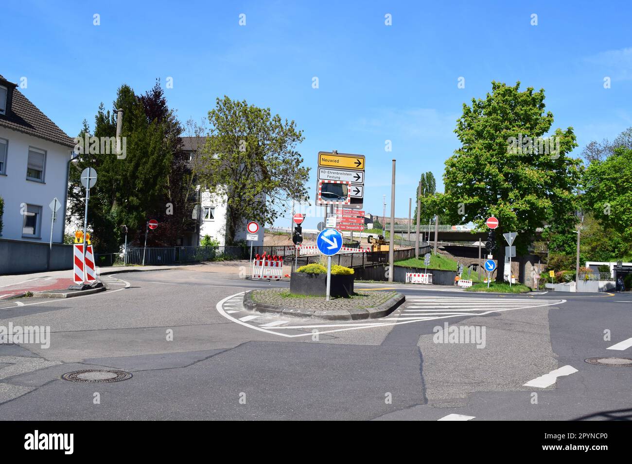 Straßenarbeiten in einer Stadtstraße in Koblenz Stockfoto