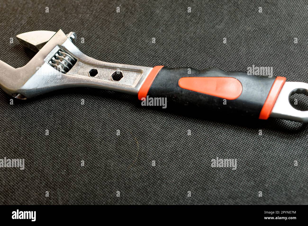 Werkzeug, Handwerk, Handwerker: Schraubenschlüssel, vor dunklem Hintergrund zugeschnitten Stockfoto